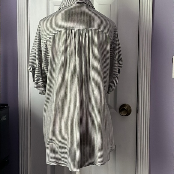 Cute button down blouse - Picture 4 of 6